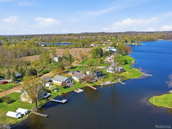 9114 Pontiac Lake RD, White Lake Charter Township, MI 48386