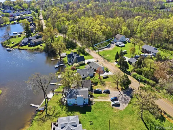 9114 Pontiac Lake RD, White Lake Charter Township, MI 48386