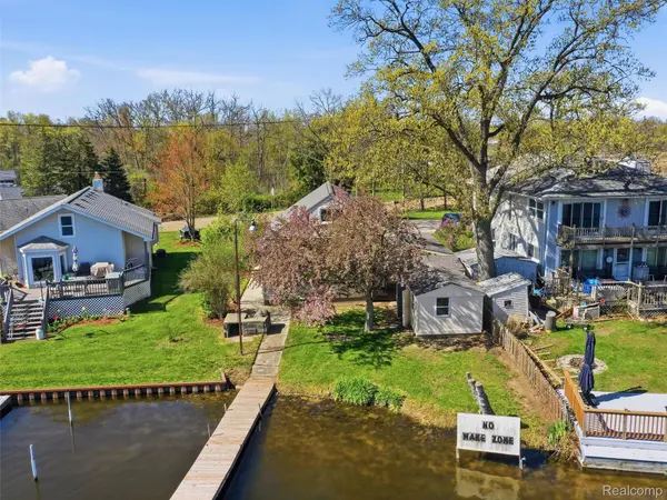 9114 Pontiac Lake RD, White Lake Charter Township, MI 48386