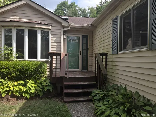 729 Cedarlawn RD, Waterford Charter Township, MI 48328