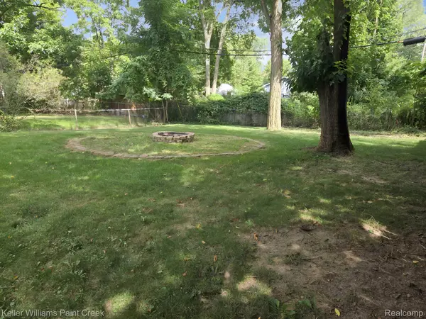 729 Cedarlawn RD, Waterford Charter Township, MI 48328