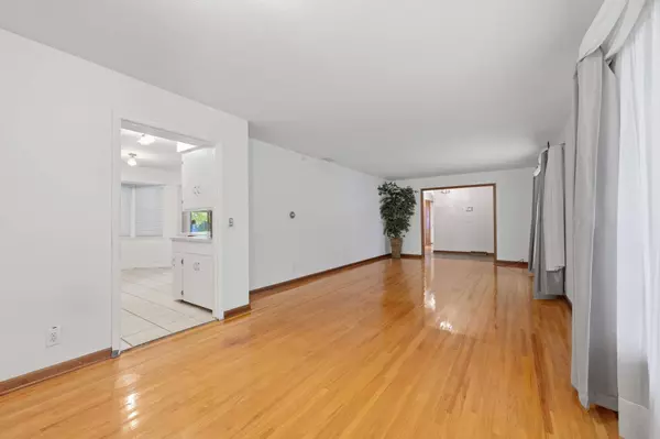 507 N Stratford Ln, Wichita, KS 67206