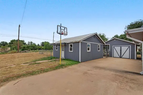 611 N Richard Avenue, Rotan, TX 79546