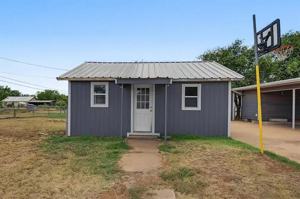 611 N Richard Avenue, Rotan, TX 79546