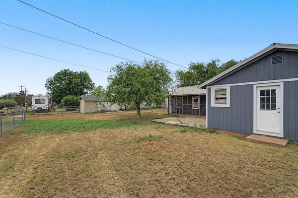 611 N Richard Avenue, Rotan, TX 79546