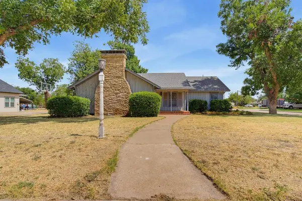 360 S 11th Avenue, Munday, TX 76371