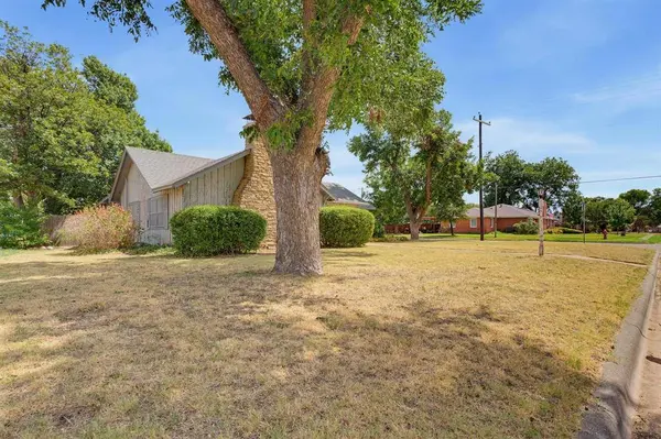 360 S 11th Avenue, Munday, TX 76371