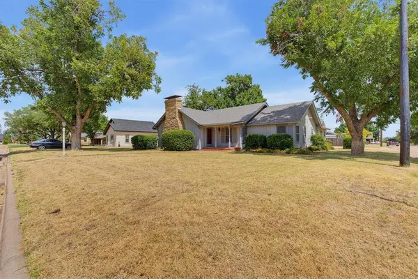 360 S 11th Avenue, Munday, TX 76371