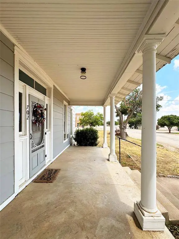 702 Avenue B, Santa Anna, TX 76878