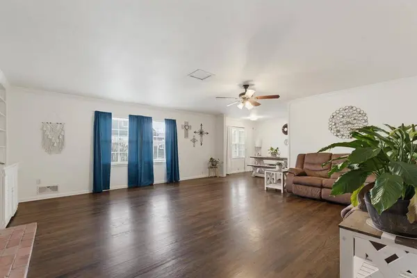 360 S 11th Avenue, Munday, TX 76371