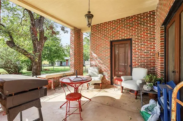204 S Nueces Street, Coleman, TX 76834