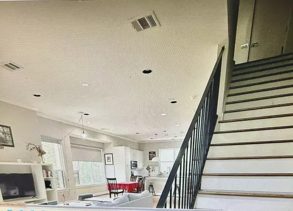 2150 Summer St, Houston, TX 77007-3937