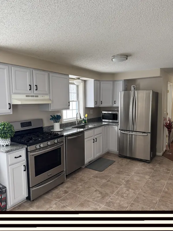 11 Joseph Ave, Dracut, MA 01826-5760