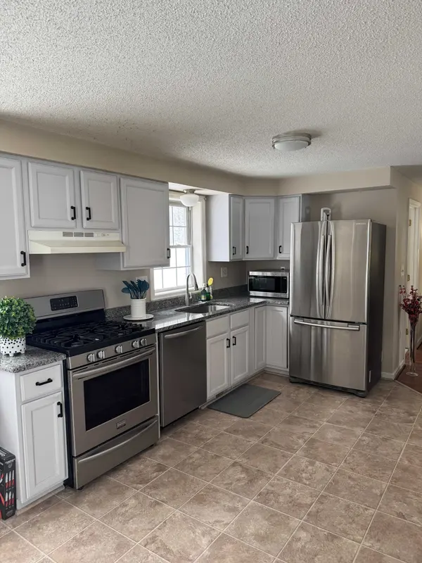 11 Joseph Ave, Dracut, MA 01826-5760