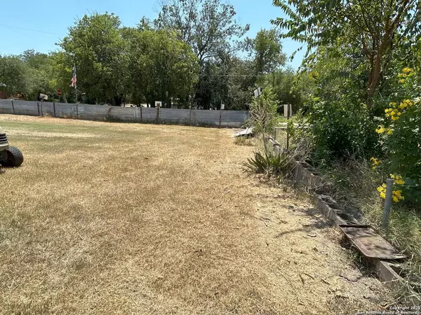 11681 Tarde, Lacoste, TX 78039