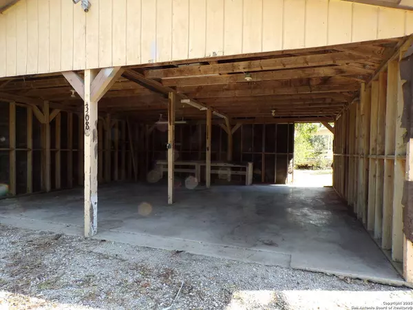 368 County Road 458, Hondo, TX 78861