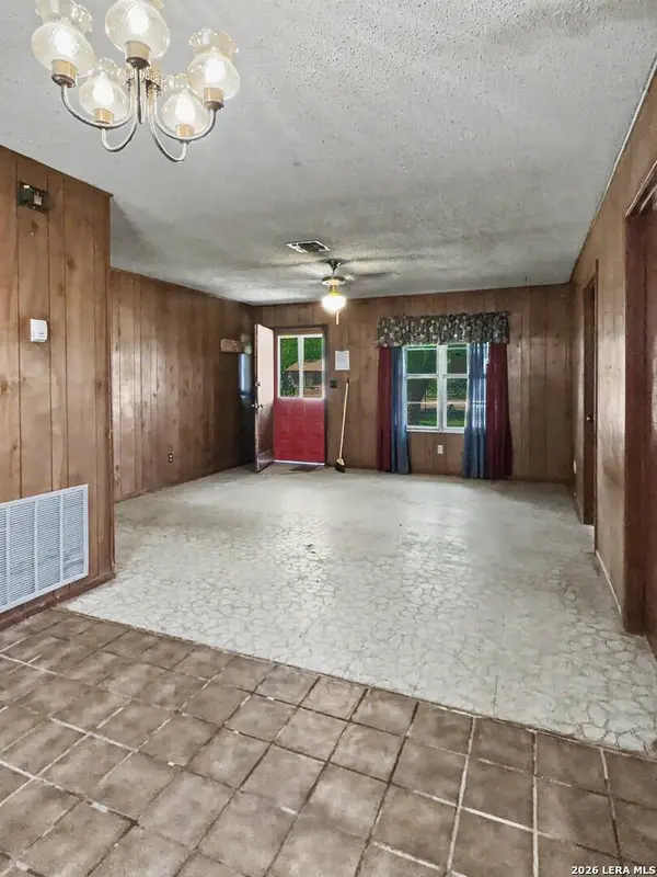 517 E Daniel, Uvalde, TX 78801