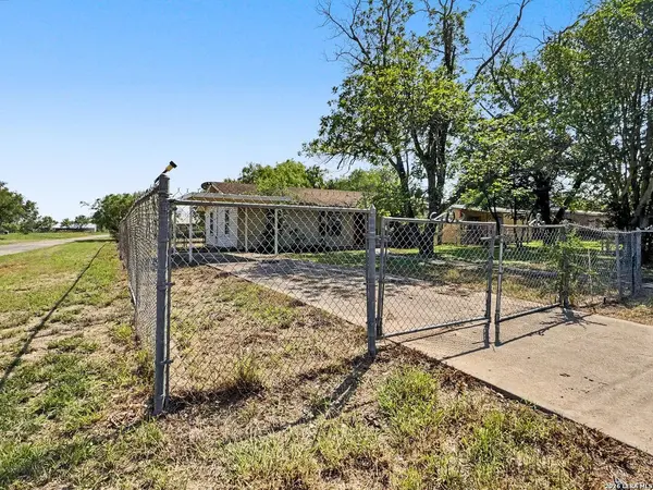 517 E Daniel, Uvalde, TX 78801