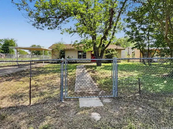 517 E Daniel, Uvalde, TX 78801