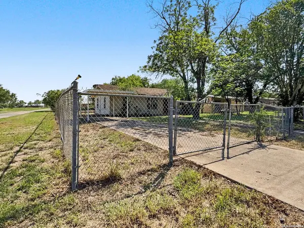 517 E Daniel, Uvalde, TX 78801