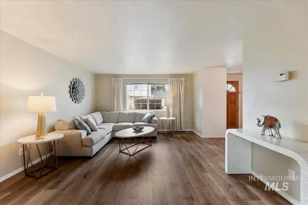 10424 W Palm Ln, Boise, ID 83704-5400