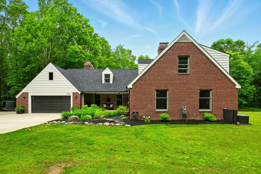 6535 Cedar Lake Rd, Pinckney, MI 48169-8891