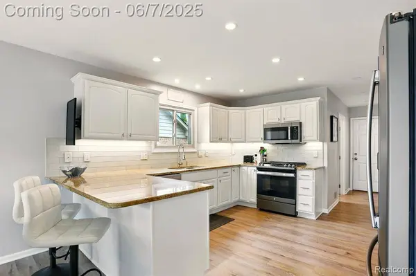 36694 Maple Leaf Drive, New Baltimore, MI 48047 5582