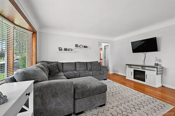 29213 Grant Street, Saint Clair Shores, MI 48081 3214