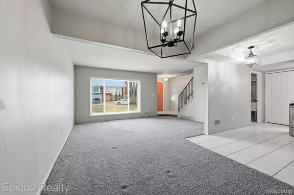 29792 City Center DR #2, Warren, MI 48093