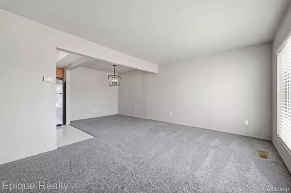 29792 City Center DR #2, Warren, MI 48093