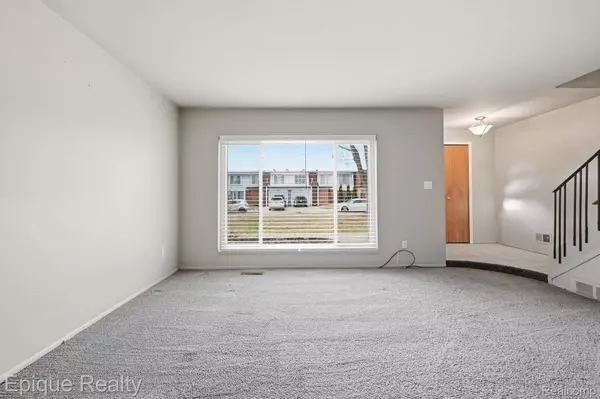 29792 City Center DR #2, Warren, MI 48093