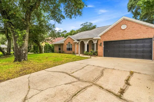 2809 Lee Trevino Ct, Shalimar, FL 32579-2222