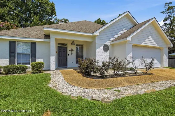 906 Oakwood Cove, Pearl, MS 39208