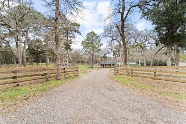 533 SE Pine Canyon DR, Smithville, TX 78957