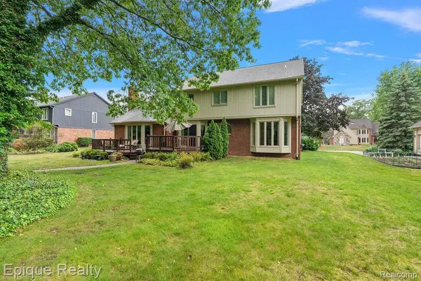 1719 Hickory Bark LN, Bloomfield Hills, MI 48304