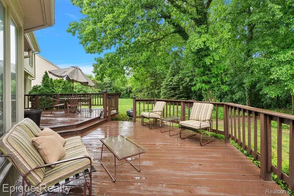 1719 Hickory Bark LN, Bloomfield Hills, MI 48304