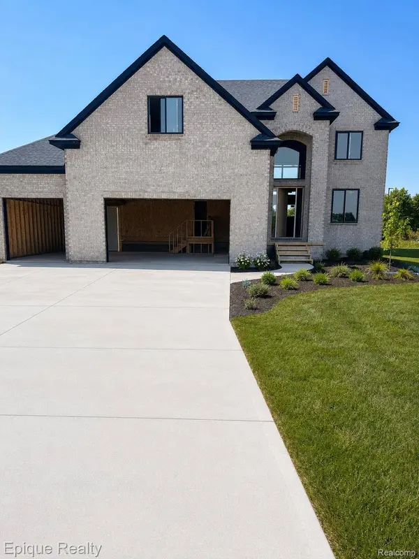 29736 Red Fox LN, Chesterfield Township, MI 48047