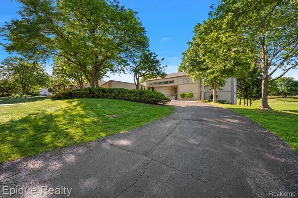 1848 Golf Ridge DR S, Bloomfield Hills, MI 48302