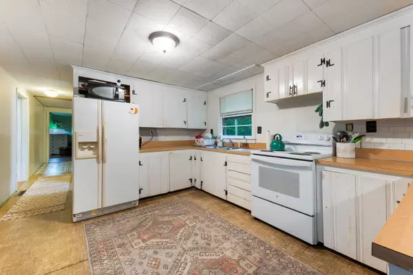 40 Station RD, Oxford, ME 04270