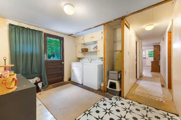 40 Station RD, Oxford, ME 04270