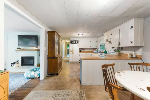 40 Station RD, Oxford, ME 04270