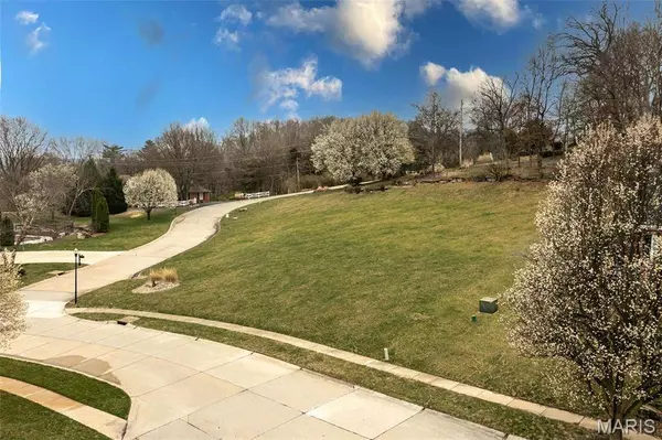 920 Summerset Parc LN, Fenton, MO 63026