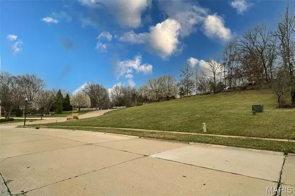 920 Summerset Parc LN, Fenton, MO 63026