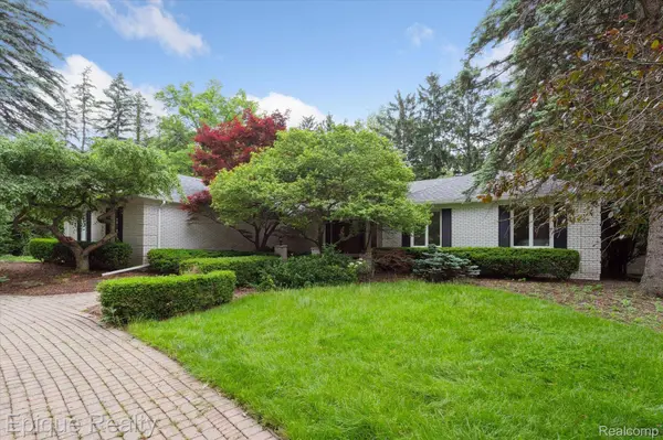 2844 Severn LN, Bloomfield Hills, MI 48304