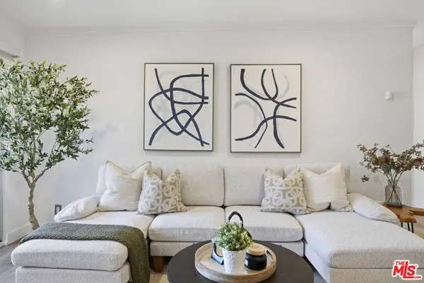 8400 De Longpre Ave #209, West Hollywood, CA 90069