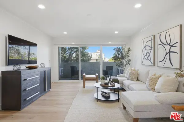8400 De Longpre Ave #209, West Hollywood, CA 90069