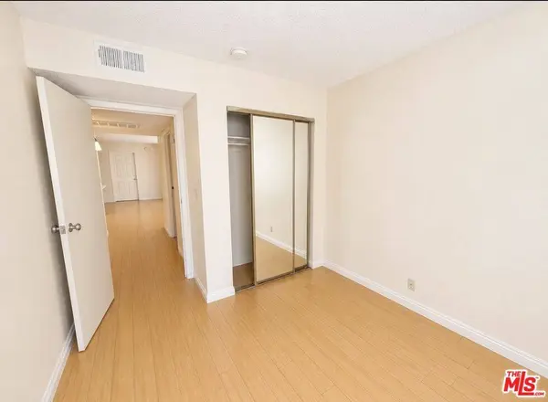 13406 Moorpark St #102, Los Angeles, CA 91423