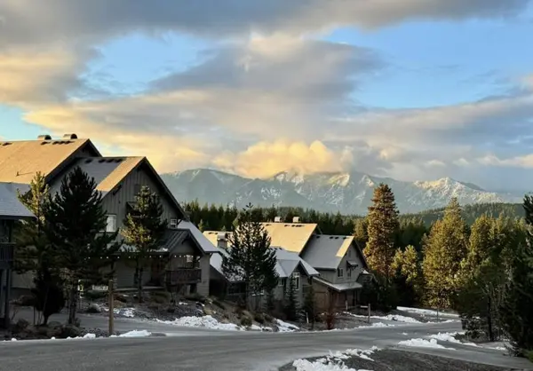 Roslyn Ridge mountain view