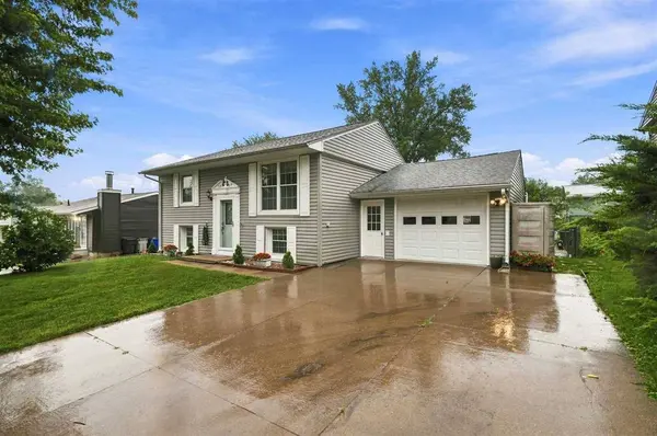 3027 Huxley Ln SW, Cedar Rapids, IA 52404