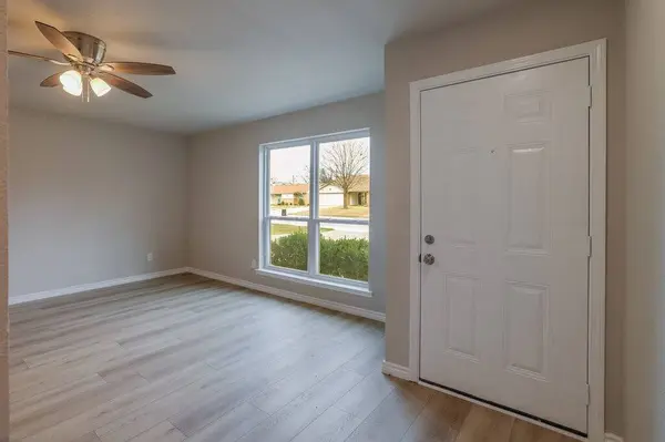 341 NW Summercrest BLVD, Burleson, TX 76028